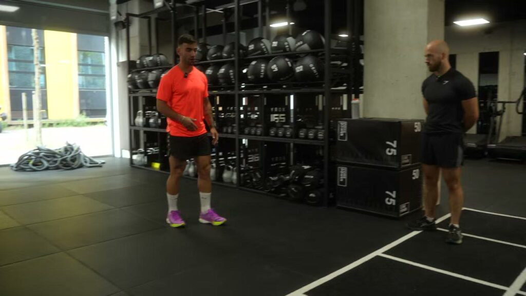 Rek met wall balls en HYROX-kettlebells langs de trainingsvloer